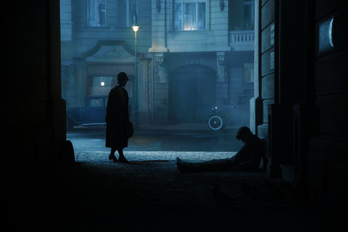 Berlin in den 20er-Jahren. Düster. Szenenbild aus Babylon Berlin. Bild: Sky