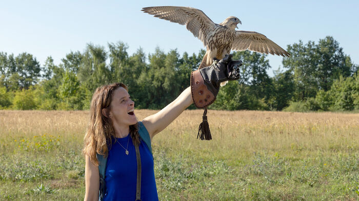 Mein Falke: Erste Erfolge mit Falke Giovanni! Inga Ehrenberg (Anne Ratte-Polle). Bild: Sender /  NDR / Frédéric Batie