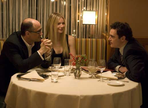 Bei einem gemeinsamen Abendessen macht Michelle (Gwyneth Paltrow) ihren Busenfreund Leonard (Joaquin Phoenix, re.) mit ihrem Liebhaber Ronald (Elias Koteas) bekannt. Bild: Sender