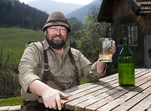 Leopold – der gemütliche Jäger, 52, aus Niederösterreich. Leopold betreibt eine Mutterkuhhaltung und eine Jausenstation. Er hat 2 Söhne und 2 Töchter aus einer früheren Beziehung. Bild: ATV