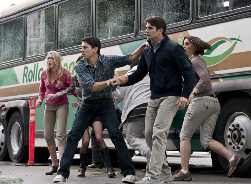 William Bludworth, Molly Harper, Sam Lawtonund andere in Final Destination 5. Bild: Sender / &copy; 2011 Warner Bros. Entertainment Inc