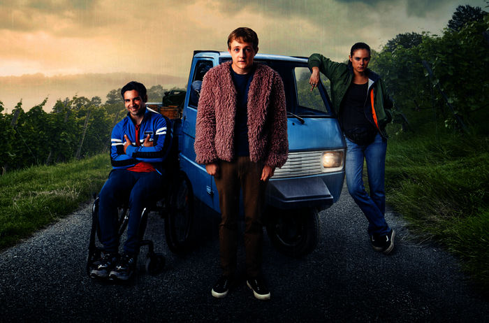 Sommer auf drei R&auml;dern: Ein Roadmovie, in dem Flake (Jakob Schmidt, Mi.), Kim (Emma Flo&szlig;mann, re.) und Philipp (Daniel Rodic, li.) in einem Piaggio-Mopedauto mit maximal 45 Stundenkilometern von Stuttgart an den Bodensee fahren. Bild: Sender / SWR / Hugo Lenhardt / Giganten Film