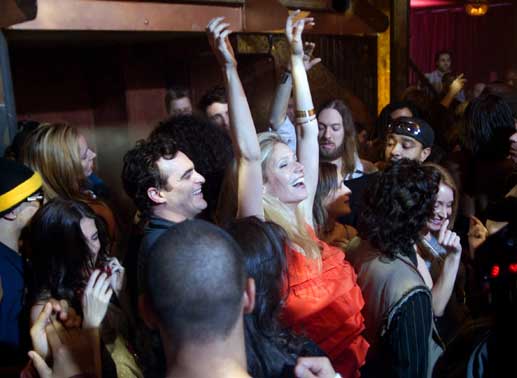 Leonard (Joaquin Phoenix, Mitte) am&uuml;siert sich mit Michelle (Gwyneth Paltrow) in der Disco. Bild: Sender