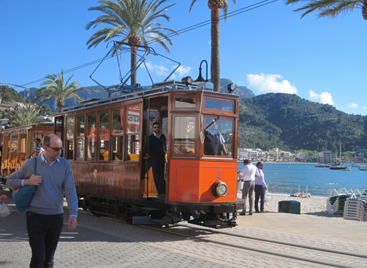 Von der Straßenbahn direkt an den Strand: in der Bucht von Port de Soller. Bild: Sender