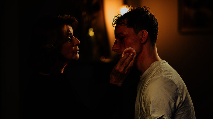 Möchte Tommy (Jonathan Berlin) helfen: Martha (Senta Berger). Bild: Sender / NDR / Andrea Hansen / Jan Raiber