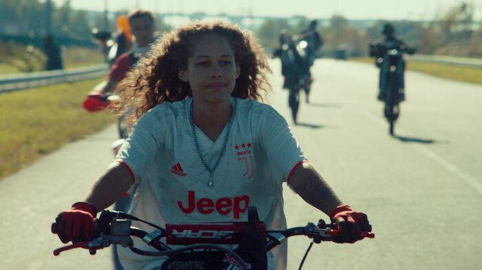 Rodeo: Julia (Julie Ledru) will auf der Motorradrennstrecke neue Tricks lernen. Bild: Sender / BR / 2022 CG Cin&eacute;ma