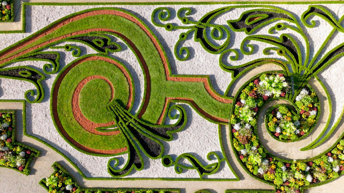 K&ouml;niglische G&auml;rten: Blumenterrasse im Schloss Hof. Bild: Sender / ZDF und ORF / GS FILM / Mario Kreuzer. 