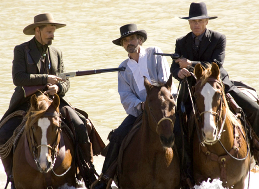 Die Gesetzeshüter Virgil (Ed Harris, re.) und Everett (Viggo Mortensen, li.) haben den mörderischen Rancher Randall Bragg (Jeremy Irons) endlich in ihre Gewalt gebracht. Bild: Sender