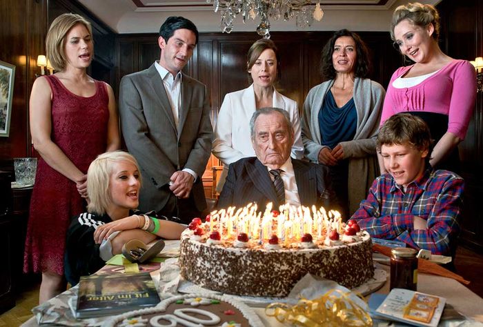 Er lebe hoch - zum 90. Geburtstag des Patriarchen Paul Bogenschütz (Walter Schultheiß) ist die Familie vereint: Sohn Michael (Christoph Bach), seine Frau Silke (Rita Lengyel), deren Kinder Salome (Vera Maria Schmidt) und Johann (Justus Dieffenbacher), die Bogenschüütz-Töchter Marlies (Inka Friedrich) und Marianne (Ulrike Folkerts), sowie die polnische Haushälterin Agnieschka (Monika Anna Wojtyllo). Bild: Sender / Sabotage Films / Pola Sieverding