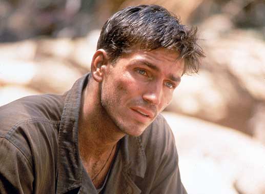 Private Witt (James Caviezel) hat eine gleichgültige Einstellung gegenüber dem Ausgang des Kriegs - lieber würde er unter den friedlichen Ureinwohnern leben. Bild: Sender / Twentieth Century Fox Film Corporation