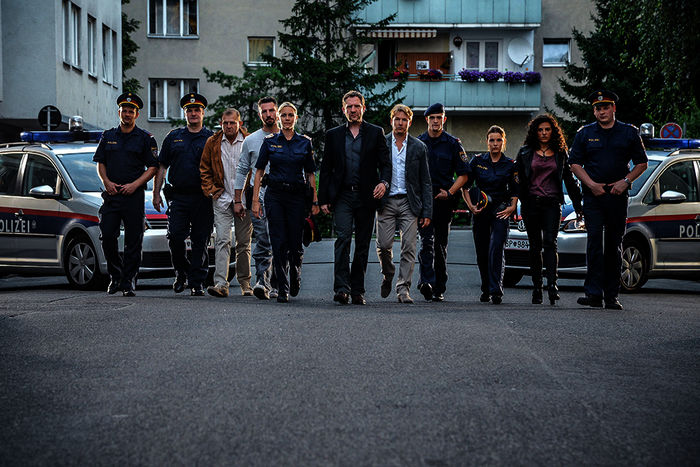 David Miesmer (Florian Fehenberger), Martin Leutgeb (Mathias Gerber), Martin Zauner (Wilmer Eberts), Murathan Muslu (Valentin "Itchy" Janusovic), Kristina Bangert (Helga Rauper), Johannes Zeiler (Oberst Andreas Bergfeld), Serge Falck (Lukas Moosburger), Michael Steinocher (Sylvester Thaler), Barbara Kaudelka (Patrizia), Claudia Kottal (Leila Mikulov), Holger Schober (Roman Mohácsi). Bild: Sender / ORF / Hubert Mican