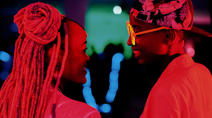 In Kenia, wo Homosexualität unter Strafe steht, ist die Liebe zwischen Ziki (Sheila Munyiva) und Kena (Samantha Mugatsia) ein Wagnis. Bild: Sender / rbb / Salzgeber