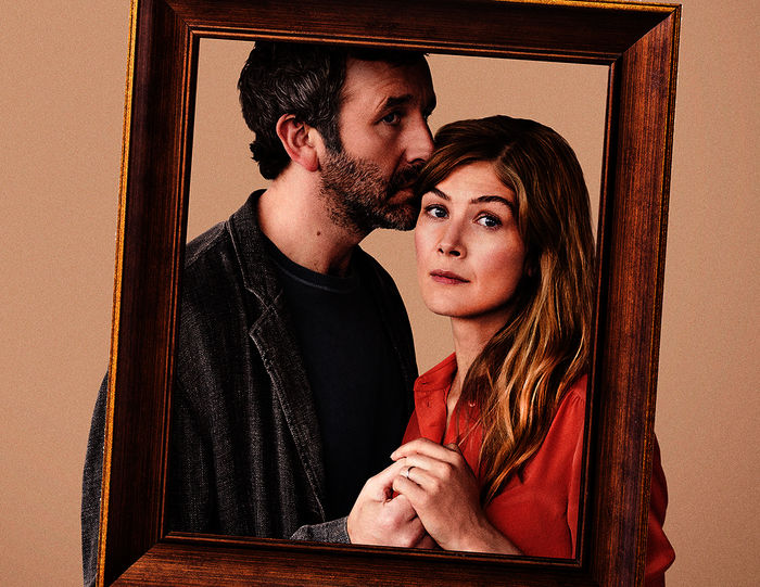 Sie geht fremd, er ist geknickt: Bei dem Ehepaar Tom (Chris O'Dowd) und Louise (Rosamund Pike) hängt der Haussegen schief. Bild: Sender / Confession TV Limited (2018) / Parisatag Hizadeh 