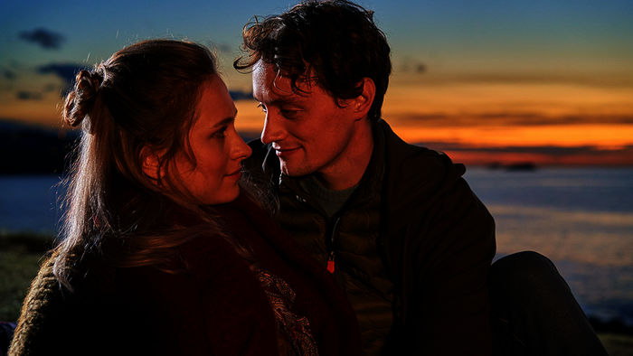Rosamunde Pilcher: Herzensl&auml;ufe: Fast gegen ihren Willen entdeckt Jacky (Liliane Zillner) ihre Gef&uuml;hle f&uuml;r Matt (Maximilian Hildebrandt). Bild: Sender / ORF / ZDF / Jon Ailes